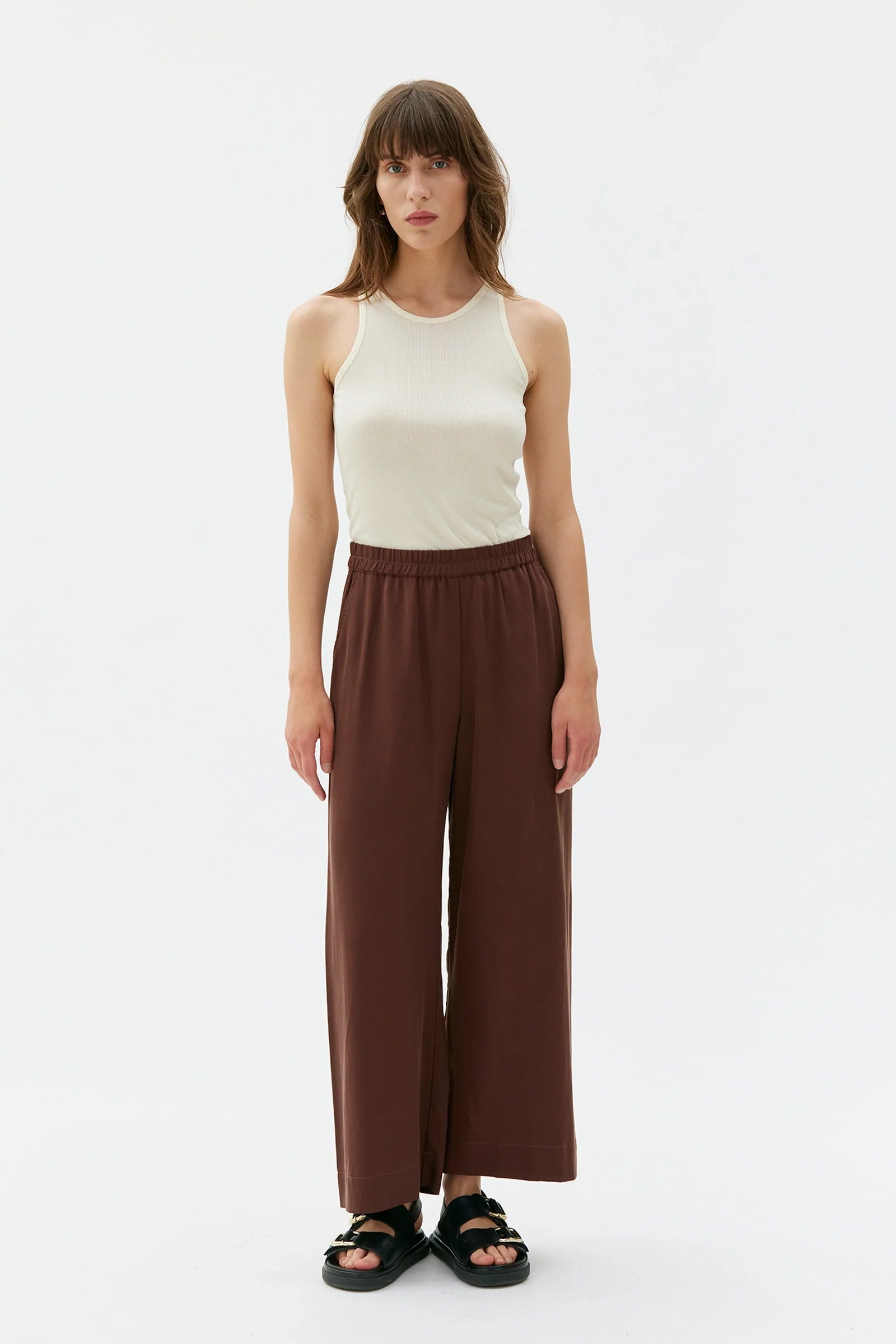 Woman wearing hickory brown thea pants from maska